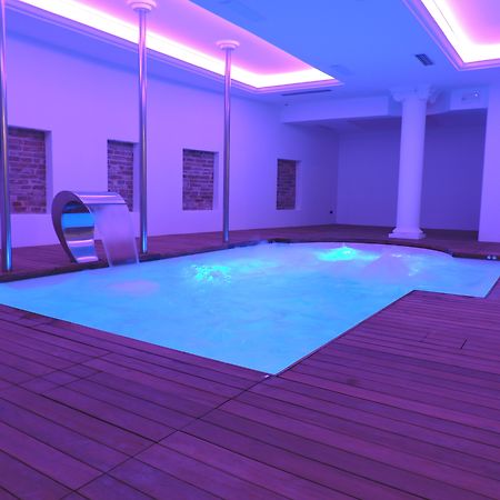 פסארו Hotel Vittoria מראה חיצוני תמונה A rendering of a swimming pool