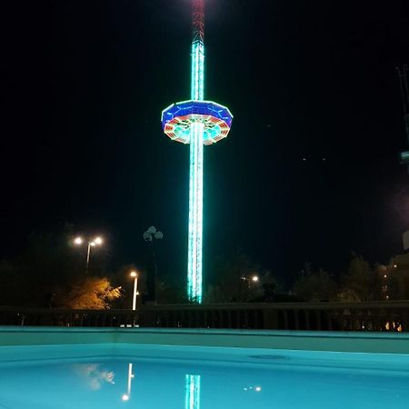 פסארו Hotel Vittoria מראה חיצוני תמונה The observation tower at night