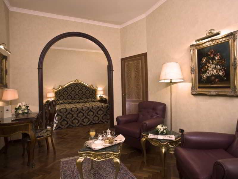 פסארו Hotel Vittoria מראה חיצוני תמונה Suite
