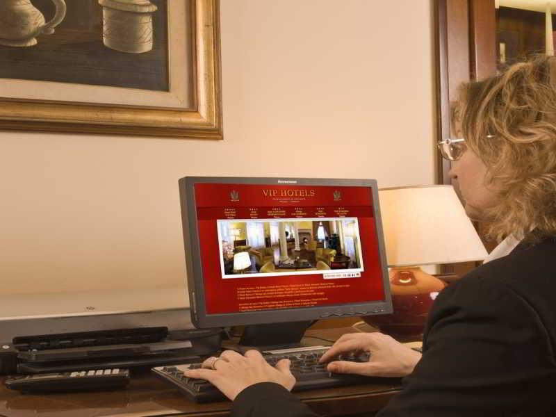פסארו Hotel Vittoria מראה חיצוני תמונה A hotel employee working on a computer