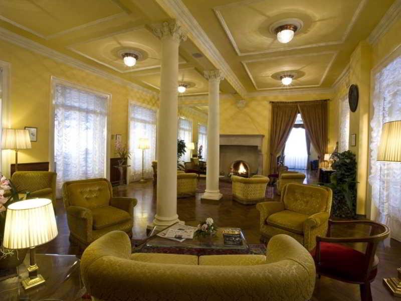 פסארו Hotel Vittoria מראה חיצוני תמונה The lobby of the hotel