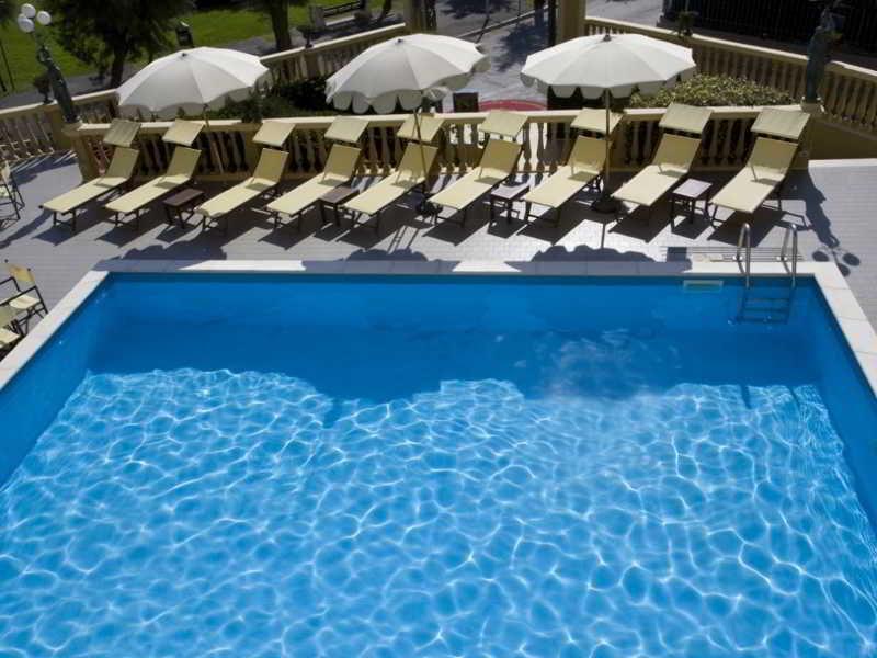 פסארו Hotel Vittoria מראה חיצוני תמונה A swimming pool