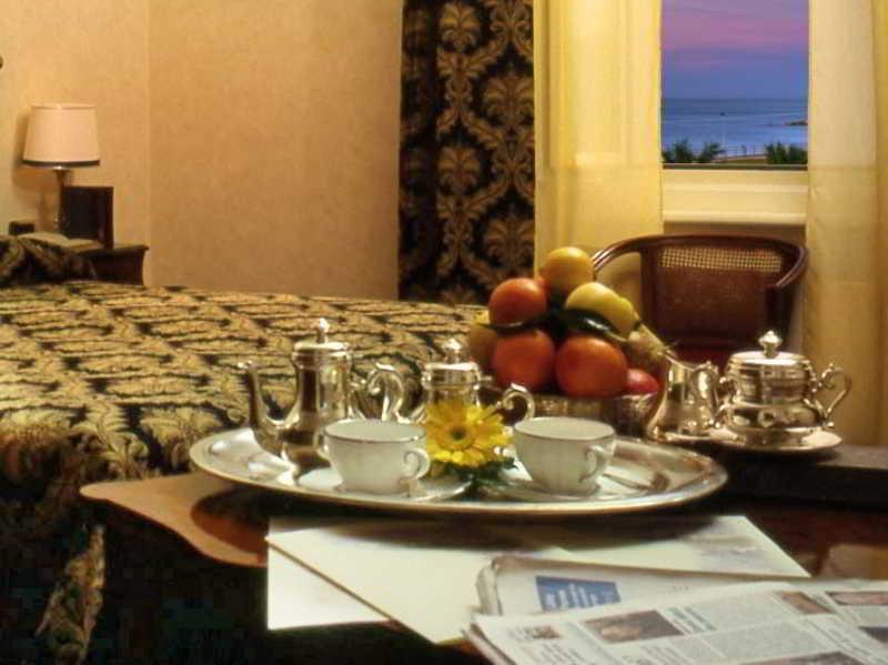 פסארו Hotel Vittoria מראה חיצוני תמונה A room at the Waldorf Astoria