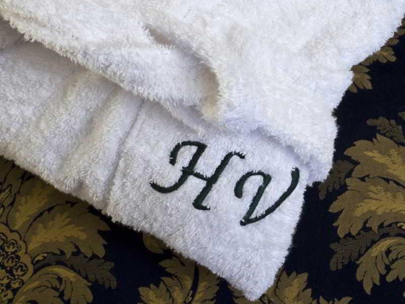 פסארו Hotel Vittoria מראה חיצוני תמונה A monogram on a towel