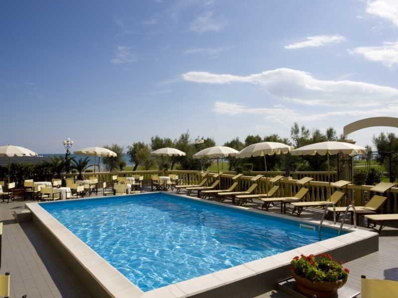 פסארו Hotel Vittoria מראה חיצוני תמונה Swimming pool
