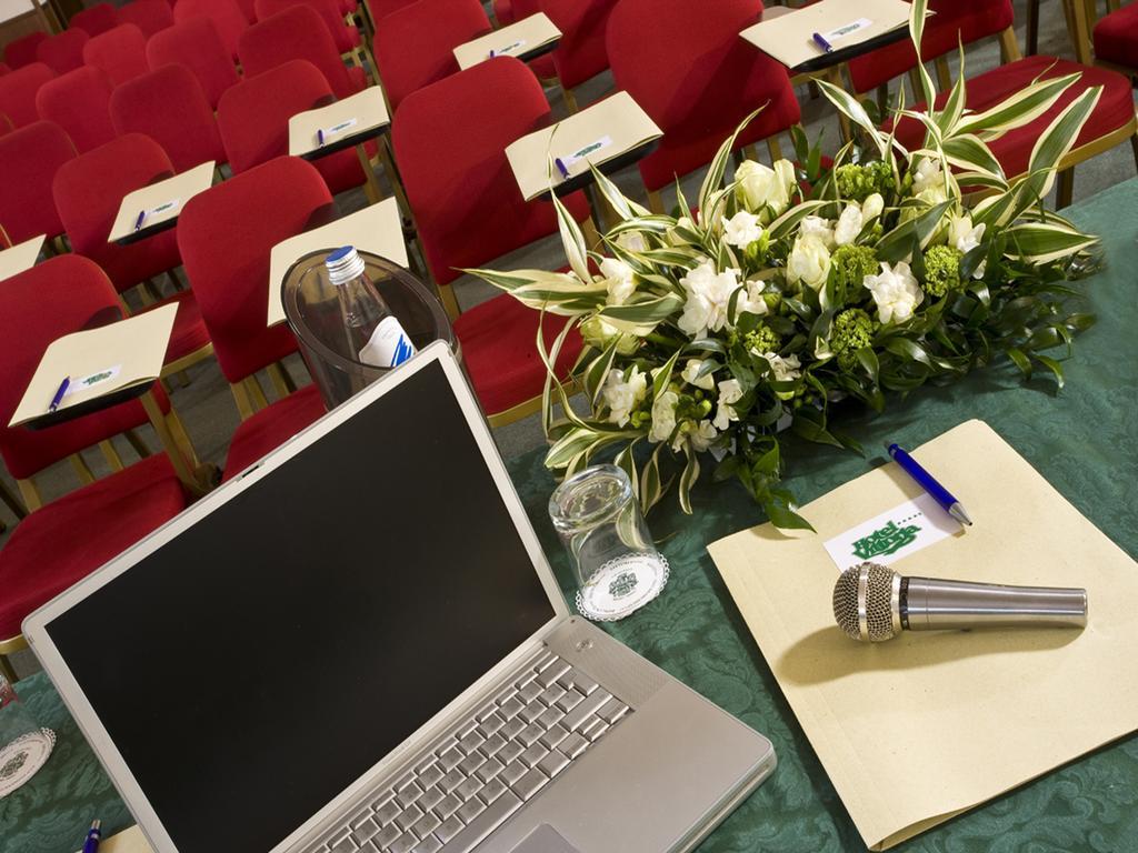 פסארו Hotel Vittoria מראה חיצוני תמונה A conference room