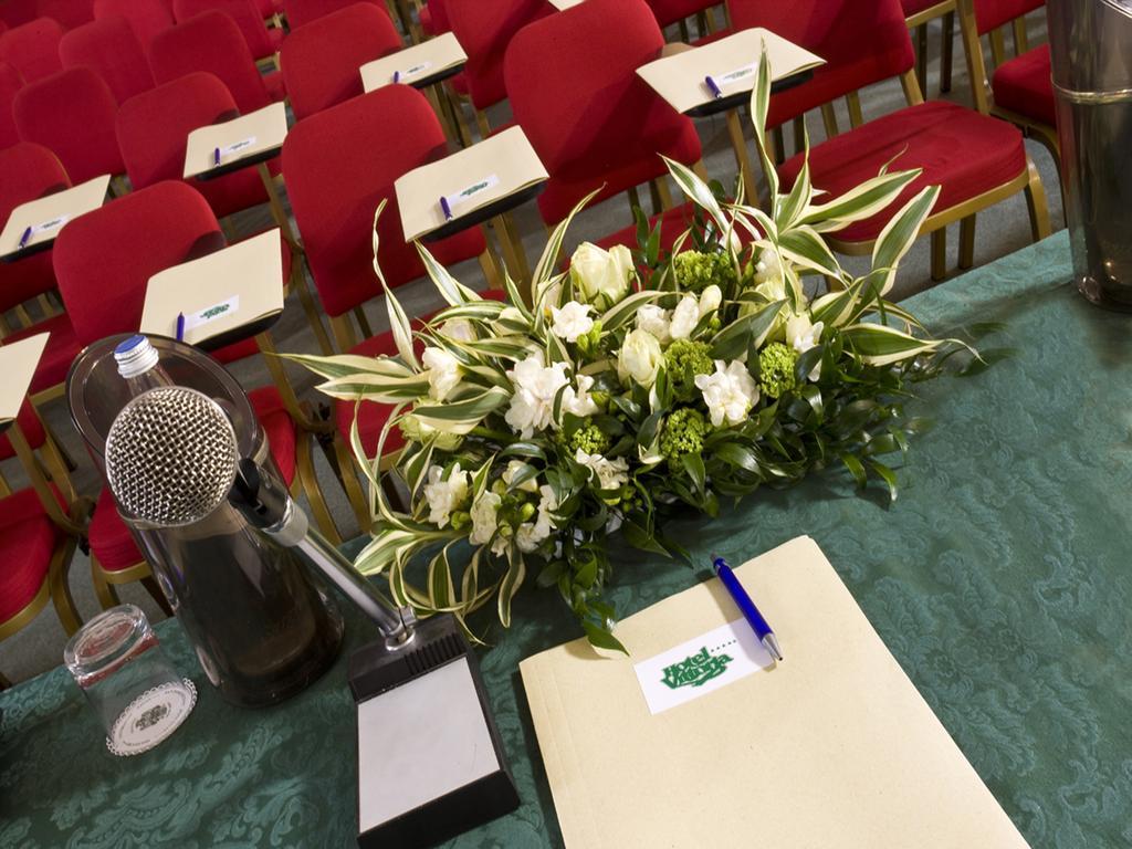 פסארו Hotel Vittoria מראה חיצוני תמונה The podium at the 2015 conference
