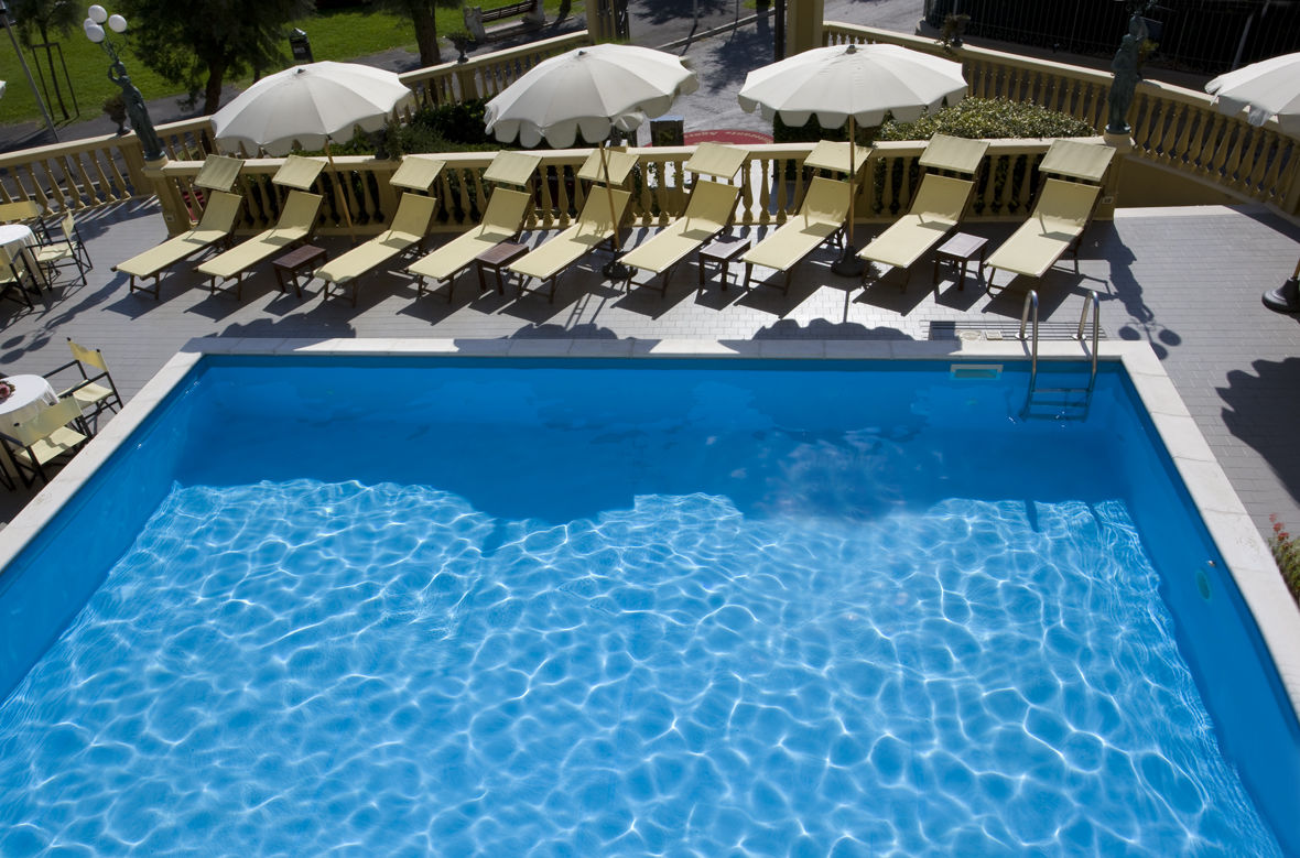 פסארו Hotel Vittoria מתקנים תמונה A swimming pool