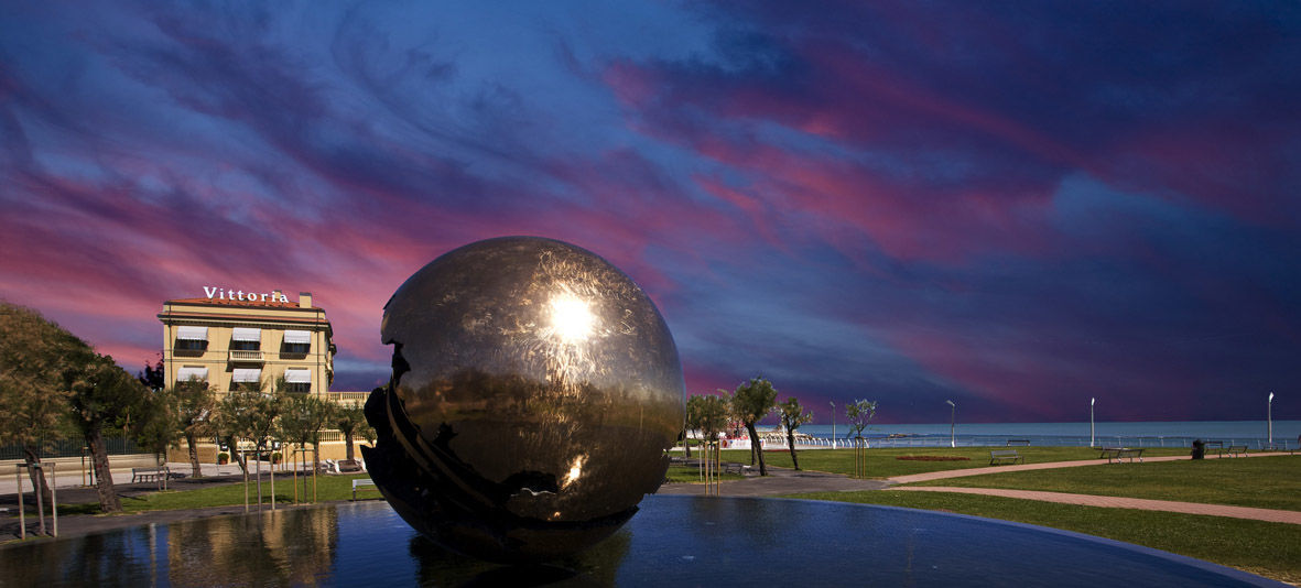 פסארו Hotel Vittoria מראה חיצוני תמונה The Ball sculpture at sunset