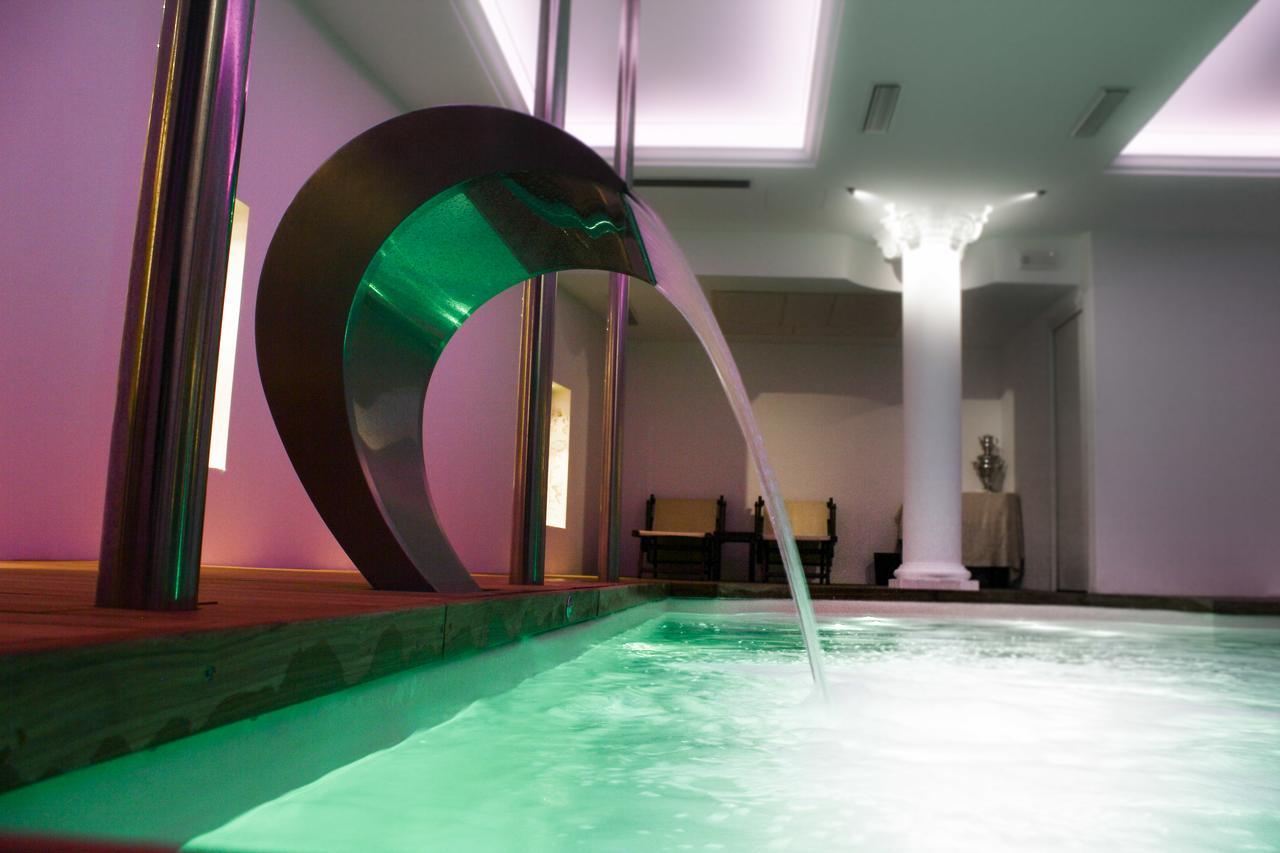 פסארו Hotel Vittoria מראה חיצוני תמונה The spa at The Dorchester